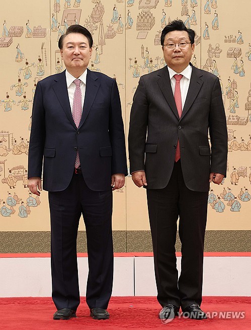 尹, 저출산위 부위원장 부총리급 격상…힘 실리는 저출산 대책_신윤우