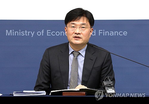 (세종=연합뉴스) 배재만 기자 = 김귀범 기획재정부 경제분석과장이 16일 오전 정부세종청사에서 2024년 2월 최근 경제 동향에 대해 설명을 하고있다. 2024.2.16 scoop@yna.co.kr