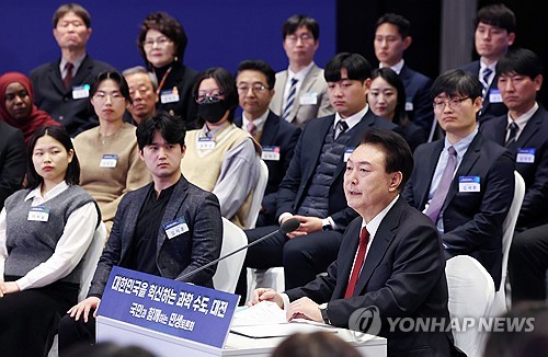 (대전=연합뉴스) 홍해인 기자 = 윤석열 대통령이 16일 대전 유성구 ICC호텔에서 '대한민국을 혁신하는 과학 수도 대전'을 주제로 열린 열두 번째 '국민과 함께하는 민생토론회'에서 발언하고 있다. 2024.2.16 [대통령실통신사진기자단] hihong@yna.co.kr