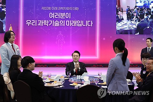 (대전=연합뉴스) 홍해인 기자 = 윤석열 대통령이 16일 대전 유성구 ICC호텔에서 열린 '미래 과학자와의 대화'에서 감사패를 받는 국제과학올림피아드 수상자 학생들에게 박수를 보내고 있다. 2024.2.16 [대통령실통신사진기자단] hihong@yna.co.kr