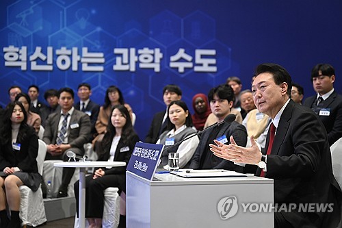 (대전=연합뉴스) 홍해인 기자 = 윤석열 대통령이 16일 대전 유성구 ICC호텔에서 '대한민국을 혁신하는 과학 수도 대전'을 주제로 열린 열두 번째 '국민과 함께하는 민생토론회'에서 마무리 발언을 하고 있다. 2024.2.16 [대통령실 제공. 재판매 및 DB 금지] hihong@yna.co.kr