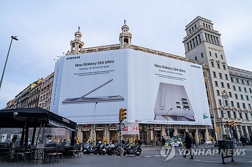 MWC 2024가 열리는 바르셀로나 카탈루냐 광장의 갤럭시 S24 시리즈 옥외 광고