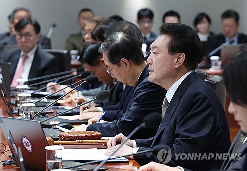 (서울=연합뉴스) 진성철 기자 = 윤석열 대통령이 20일 서울 용산 대통령실 청사에서 열린 국무회의에서 발언하고 있다.  2024.2.20 zjin@yna.co.kr