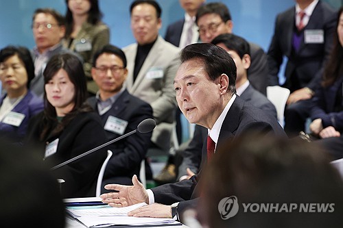 (울산=연합뉴스) 진성철 기자 = 윤석열 대통령이 21일 울산시 울주군 울산전시컨벤션센터에서 열린 '국민과 함께하는 민생토론회-열세 번째, 다시 대한민국! 울산과 대한민국의 새로운 도약'에서 발언하고 있다. 이날 민생토론에는 토지 규제 개선과 관련한 정부 부처의 합동 보고와 참여자들의 토론이 있었다. 2024.2.21  [대통령실통신사진기자단] zjin@yna.co.kr