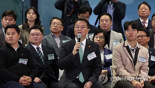 토지규제 개선 방안 보고하는 방기선 국조실장