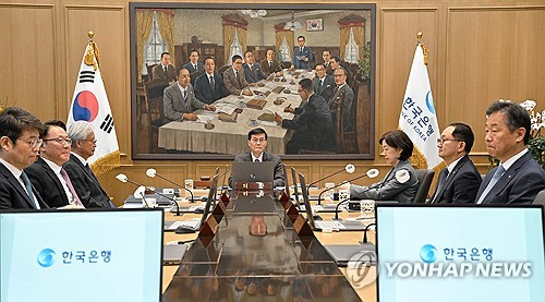 [금리 동결 배경과 전망] 끈적한 물가…한은 '마이웨이' 선언 촉각_오진우