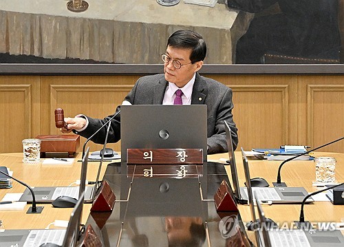 금통위 '충분히 장기간 긴축' 유지…근원물가 2.3→2.2%(상보)_김정현