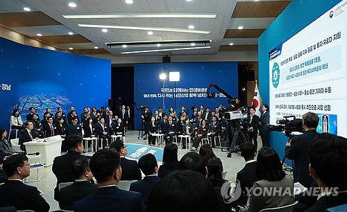 원전산업 주제 발표 듣는 윤석열 대통령