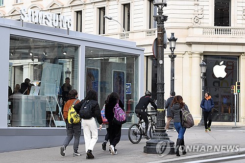 바르셀로나 애플 매장 앞 갤럭시 S24 팝업 '인산인해'_김학성
