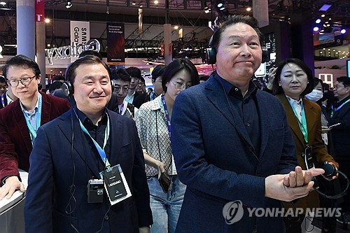 MWC 삼성전자 부스 찾은 최태원 "AI 동맹 논의하자"_김학성