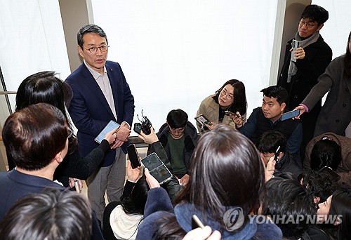 취재진 질문에 답하는 조주완 사장