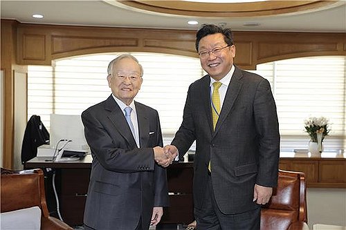 (서울=연합뉴스) 주형환 저출산고령사회위원회 부위원장이 28일 서울 마포구 경총회관을 방문해 손경식 한국경영자총협회 회장과 만나 기념 촬영하고 있다. 2024.2.28 [저출산고령사회위원회 제공. 재판매 및 DB 금지] photo@yna.co.kr