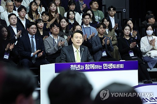 (광명=연합뉴스) 홍해인 기자 = 윤석열 대통령이 5일 경기 광명시 아이벡스 스튜디오에서 '청년의 힘으로! 도약하는 대한민국!'을 주제로 열린 열일곱 번째 국민과 함께하는 민생토론회에서 발언하고 있다. 2024.3.5 [대통령실통신사진기자단] hihong@yna.co.kr