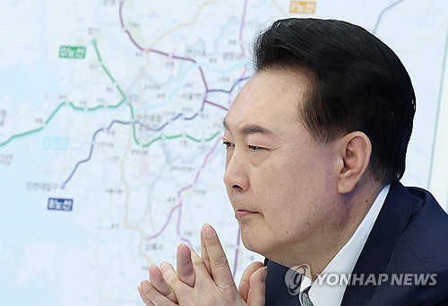 (인천=연합뉴스) 홍해인 기자 = 윤석열 대통령이 7일 인천광역시청에서 '대한민국 관문 도시 세계로 뻗어나가는 인천'을 주제로 열린 열여덟 번째 '국민과 함께하는 민생토론회'에서 항공·해운·물류산업 발전 방안에 대한 주제 발표를 듣고 있다. 2024.3.7 [대통령실통신사진기자단] hihong@yna.co.kr