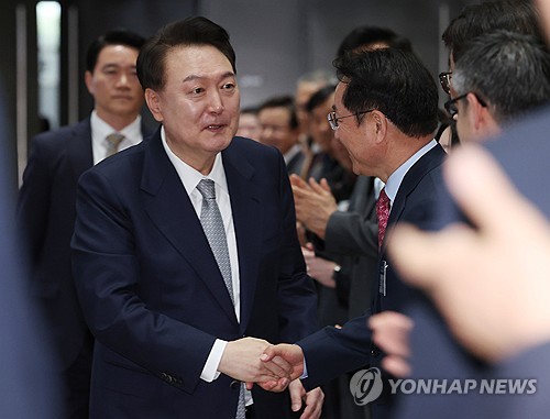 (인천=연합뉴스) 홍해인 기자 = 윤석열 대통령이 7일 인천 송도컨벤시아에서 열린 수도권광역급행철도(GTX) B노선 착공기념식에 참석하며 유정복 인천시장과 인사하고 있다. 2024.3.7 [대통령실통신사진기자단] hihong@yna.co.kr