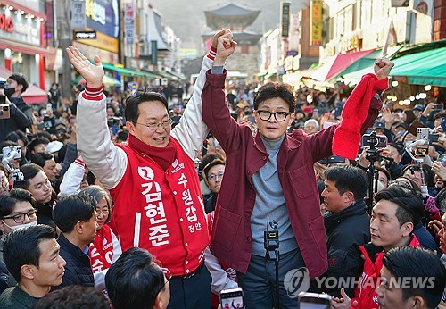 한동훈 비대위원장, 후보들과 시민에게 인사