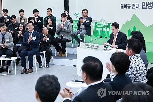 강원 민생토론회서 박수받는 윤석열 대통령