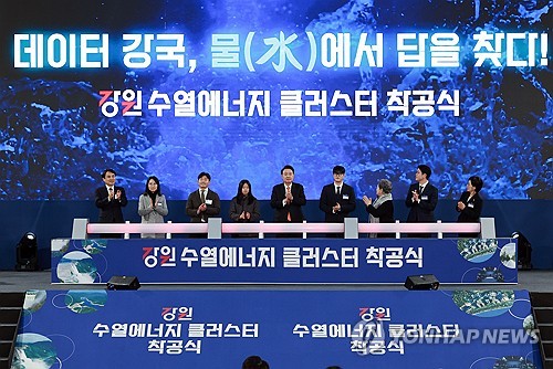 尹 "세계 데이터 시장 10년뒤 800조…춘천을 세계적 데이터센터로"_신윤우