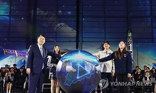 (사천=연합뉴스) 진성철 기자 = 윤석열 대통령이 13일 경남 사천시 한국항공우주산업(KAI)에서 열린 '대한민국 우주산업 클러스터 출범식'에서 출범 퍼포먼스에 참여하고 있다. 2024.3.13 [대통령실통신사진기자단] zjin@yna.co.kr