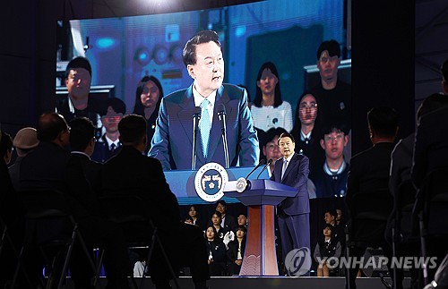 (사천=연합뉴스) 진성철 기자 = 윤석열 대통령이 13일 경남 사천시 한국항공우주산업(KAI)에서 열린 '대한민국 우주산업 클러스터 출범식'에서 축사를 하고 있다. 2024.3.13 [대통령실통신사진기자단] zjin@yna.co.kr