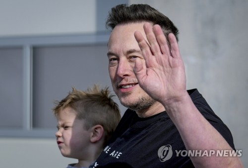 (그륀하이데 AP=연합뉴스) 일론 머스크 테슬라 최고경영자(CEO)가 13일(현지시간) 독일 브란덴부르크주 그륀하이데에 있는 테슬라 기가팩토리를 떠나며 손을 흔들고 있다. 테슬라 전기차를 생산하는 이 공장은 최근 정전과 시위 등으로 몸살을 앓고 있다. 2024.03.14 passion@yna.co.kr