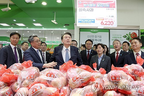 (서울=연합뉴스) 홍해인 기자 = 윤석열 대통령이 18일 서울 서초구 농협 하나로마트 양재점을 찾아 물가 현장 점검을 하고 있다. 2024.3.18 [대통령실통신사진기자단] hihong@yna.co.kr