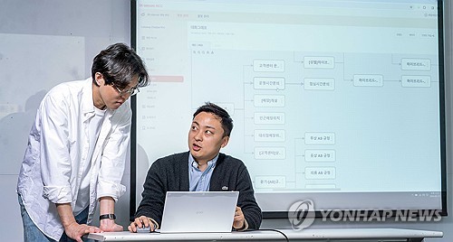 SKT, AI 기반 B2B 사업 확대…컨택센터·광고문구 서비스 출시_김학성