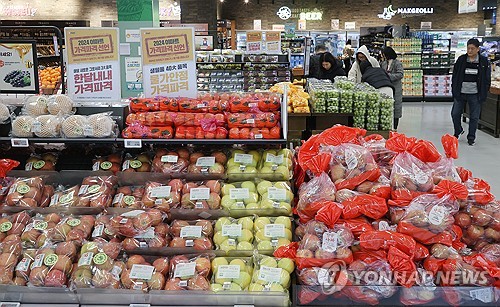 (서울=연합뉴스) 류효림 기자 = 정부가 '금(金)사과' 등 치솟는 과일값을 잡기 위해 전폭적으로 예산을 투입하는 가운데 국내 대형마트들이 체리와 키위, 망고스틴 판매를 대폭 늘려 '물가 안정 총력전'을 펼친다. 사진은 20일 서울 시내 대형마트에 과일 판매대 모습. 2024.3.20 ryousanta@yna.co.kr