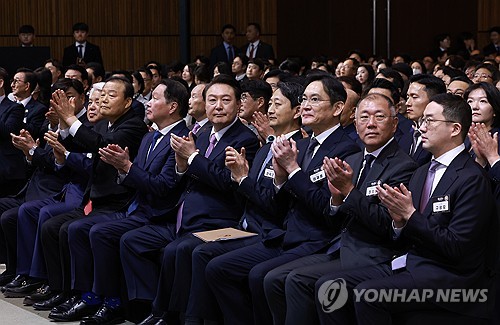 尹 참석한 '제51회 상공의 날'…5대그룹 회장 총출동_최정우