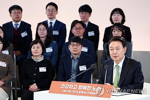(원주=연합뉴스) 진성철 기자 = 윤석열 대통령이 21일 강원 원주시 건강보험심사평가원에서 '건강하고 행복한 노후'를 주제로 스물두 번째 열린 '국민과 함께하는 민생토론회'에서 발언하고 있다.  2024.3.21  [대통령실통신사진기자단] zjin@yna.co.kr