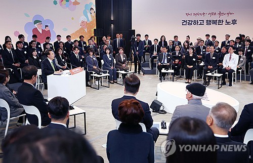 (원주=연합뉴스) 진성철 기자 = 윤석열 대통령이 21일 강원 원주시 건강보험심사평가원에서 '건강하고 행복한 노후'를 주제로 스물두 번째 열린 '국민과 함께하는 민생토론회'에서 발언하고 있다.  2024.3.21  [대통령실통신사진기자단] zjin@yna.co.kr