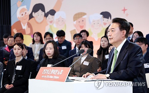 (원주=연합뉴스) 진성철 기자 = 윤석열 대통령이 21일 강원 원주시 건강보험심사평가원에서 '건강하고 행복한 노후'를 주제로 스물두 번째 열린 '국민과 함께하는 민생토론회'에서 발언하고 있다.  2024.3.21  [대통령실통신사진기자단] zjin@yna.co.kr