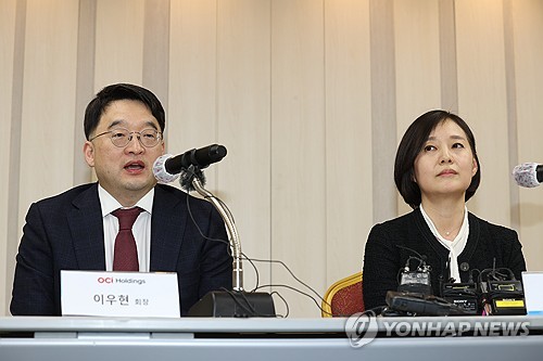 이우현 OCI홀딩스 회장(왼쪽)과 임주현 한미사이언스 사장