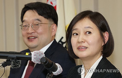 임주현 한미사이언스 사장(오른쪽)과 이우현 OCI홀딩스 회장