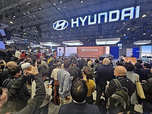 (뉴욕=연합뉴스) 김보경 기자 = 27일(현지시간) '2024 뉴욕국제오토쇼'의 미디어 프리뷰가 열린 미국 뉴욕 제이콥 재비츠 컨벤션센터의 현대자동차의 부스에 많은 인파가 몰려 있다. 2024.3.28 vivid@yna.co.kr