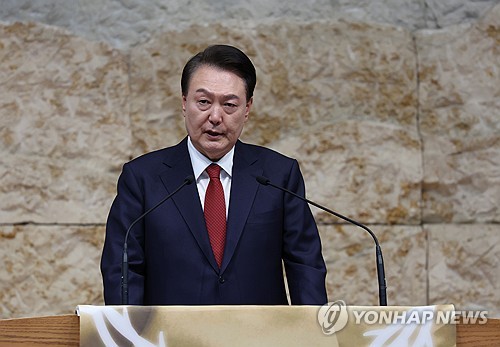 (서울=연합뉴스) 진성철 기자 = 윤석열 대통령이 부활절인 31일 서울 강동구 소재 명성교회에서 열린 '2024 한국교회부활절연합예배'에서 축하 인사말을 하고 있다.  2024.3.31 zjin@yna.co.kr