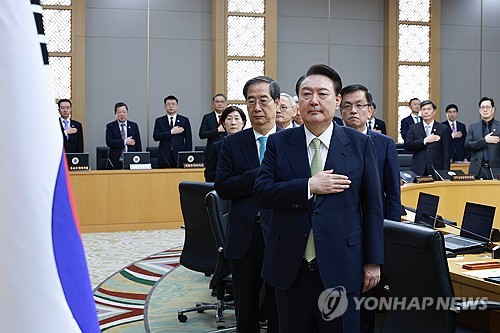 (세종=연합뉴스) 홍해인 기자 = 윤석열 대통령이 2일 정부세종청사에서 열린 국무회의에서 국기에 경례하고 있다. 2024.4.2 hihong@yna.co.kr