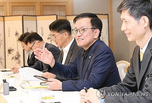 최상목 만난 경제전문가 "韓 경기회복세 확산…반도체 호황 가능"_최욱