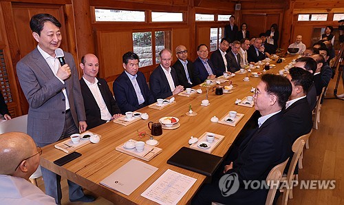 산업장관 "수출로 성장률 견인…전기료 인상 시점 찾는 중"_이효지