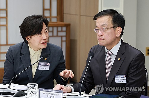 (서울=연합뉴스) 홍해인 기자 = 최상목 부총리 겸 기획재정부 장관(오른쪽)과 송미령 농림축산식품부 장관이 4일 서울 용산 대통령실 청사에서 열린 민생토론회 후속 조치 2차, 경제분야 점검 회의에 참석해 대화하고 있다. 2024.4.4 hihong@yna.co.kr