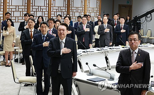 (서울=연합뉴스) 홍해인 기자 = 윤석열 대통령이 4일 서울 용산 대통령실 청사에서 열린 민생토론회 후속 조치 2차, 경제분야 점검 회의에서 국기에 경례하고 있다. 2024.4.4 hihong@yna.co.kr