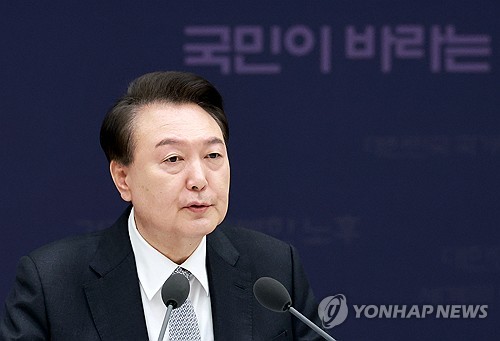 (서울=연합뉴스) 홍해인 기자 = 윤석열 대통령과 최상목 경제부총리 겸 기획재정부 장관이 4일 서울 용산 대통령실 청사에서 열린 민생토론회 후속 조치 2차, 경제분야 점검 회의에 참석해 발언하고 있다. 2024.4.4 hihong@yna.co.kr