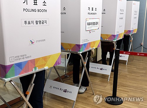 기표소 가득 찬 유권자들