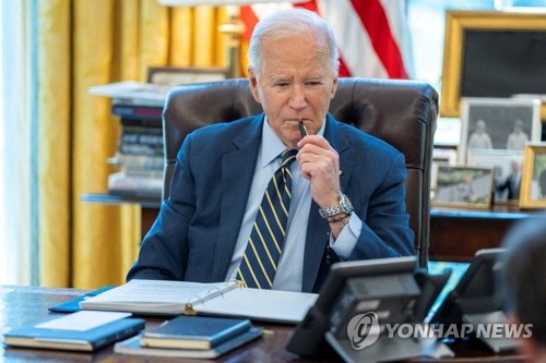(워싱턴 로이터=연합뉴스) 조 바이든 미국 대통령이 4일(현지시간) 워싱턴 DC 백악관 집무실에서 베냐민 네타냐후 이스라엘 총리와 통화하고 있다. 이날 바이든 대통령은 네타냐후 총리에게 민간인 보호를 위한 즉각적인 휴전을 촉구했다. 2024.04.05 passion@yna.co.kr