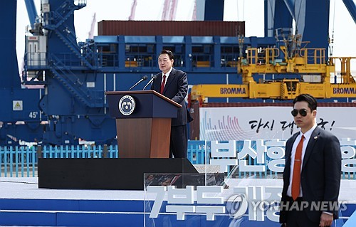 (창원=연합뉴스) 진성철 기자 = 윤석열 대통령이 5일 경남 창원시 진해구 부산항 신항 7부두 개장식에서 기념사를 하고 있다.  2024.4.5  [대통령실통신사진기자단] zjin@yna.co.kr