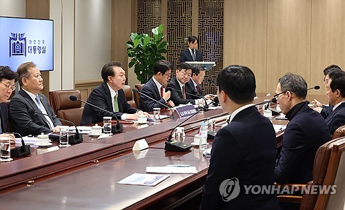 尹 "서울 아파트값 하락해 안정…주택공급 적극 나설 때"_신윤우