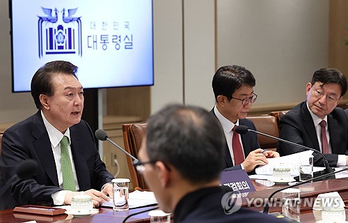 尹 "서울 아파트값 하락해 안정…주택공급 적극 나설 때"(종합)_신윤우