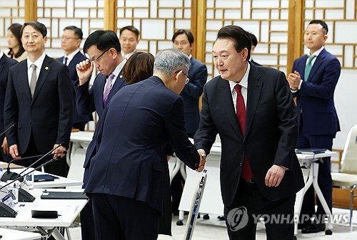 최상목 "반도체 투자세액공제 연장…5조 기금으로 공급망 구축"_신윤우