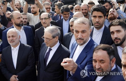 (다마스쿠스 EPA=연합뉴스) 호세인 아미르압돌라히안 이란 외무장관(오른쪽 두번째)이 8일(현지시간) 이스라엘에 공격당한 시리아 다마스쿠스 주재 자국 영사관 피폭 현장을 방문해 대화하고 있다. 이날 아미르압돌라히안 장관은 자국 영사관에 대한 이스라엘의 폭격을 미국이 사실상 승인했다고 비난했다. 2024.04.09 passion@yna.co.kr