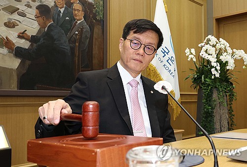 이창용 "금통위 전원 '하반기 인하 예단 어려워'…CPI에 달려"(상보)_김정현